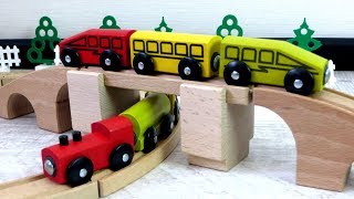Деревянная железная дорога и игрушечный паровоз. Игрушки для детей