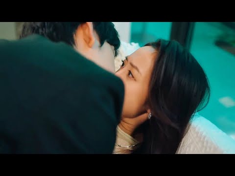 總裁將灰姑娘按在沙發深吻，正忘情時門突然開了！未來丈母娘提著水果籃站在門口，三人瞳孔同時地震！#我们不能在一起 #最新電影#大陸電影#愛情電影 #短剧 #民国