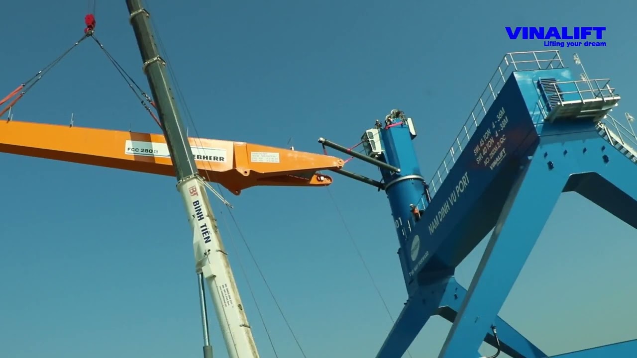 Lắp đặt cẩu chân đế Cảng Nam Đình Vũ - Giai đoặn lắp dựng cần cẩu thủy lực