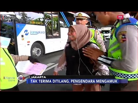 Tak Terima Ditilang, Pengendara Wanita Ngamuk Dan Pukul Petugas - INews Sore 08/01