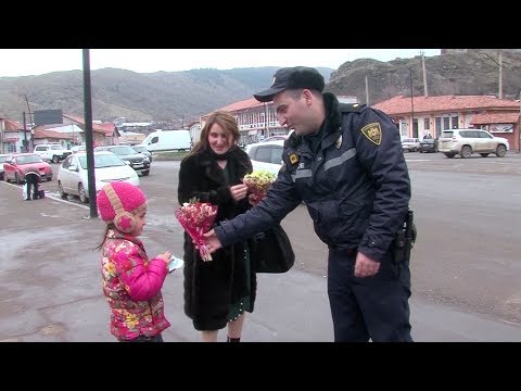 საპატრულო პოლიციის თანამშრომლებმა ქალ-მძღოლებს 8 მარტი მიულოცეს