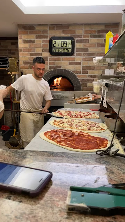 Number one Messo metri in Bazzano 🍕🔥#pizza #italianfood #pizzanapoletana #pizzaitaliana #shorts