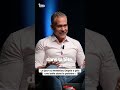 Il se prend une balle dans la poitrine en pleine mission commando, sa réaction ?