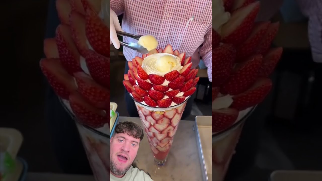 DO YOU RECKON IT NEEDS MORE STRAWBERRIES Tamo Tyan Shorts