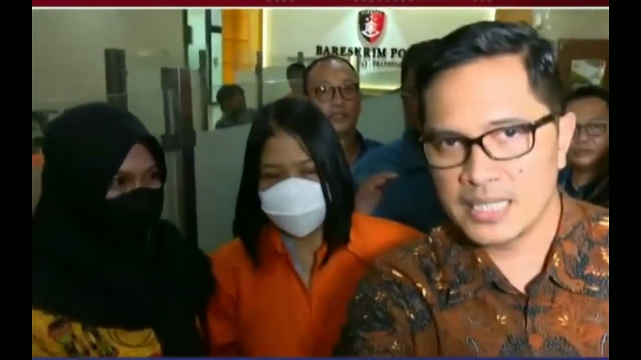 Putri Chandrawati Mengenakan Baju Tahanan Nomor 69 Saat Masuk Kompleks Gedung PN Jakarta Selatan