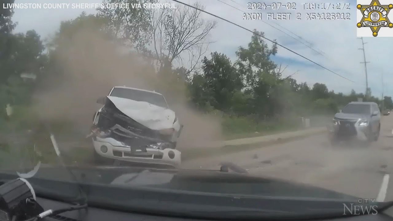 Carjacking suspect swerves into traffic in police chase - YouTube