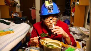 中西が甘いものの中で唯一自分から買うドイツの焼き菓子「シュトーレン」と、なんだかよく分からない山形の串刺しの食べ物を食べる動画。