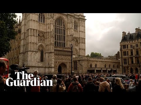 Bells toll for the queen at westminster abbey and st paul's cathedral