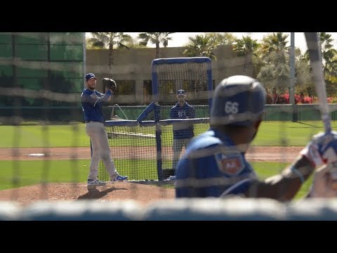 Clayton Kershaw pitches to Yasiel Puig, Chris Taylor in live BP