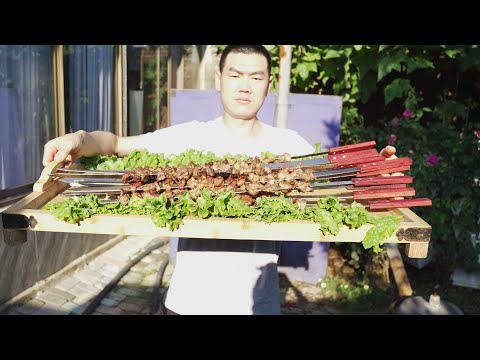 【食味阿远】阿远今天做烤羊肉大串，半只滩羊切块来烤，一人三串吃得嘎嘎香 | Shi Wei A Yuan