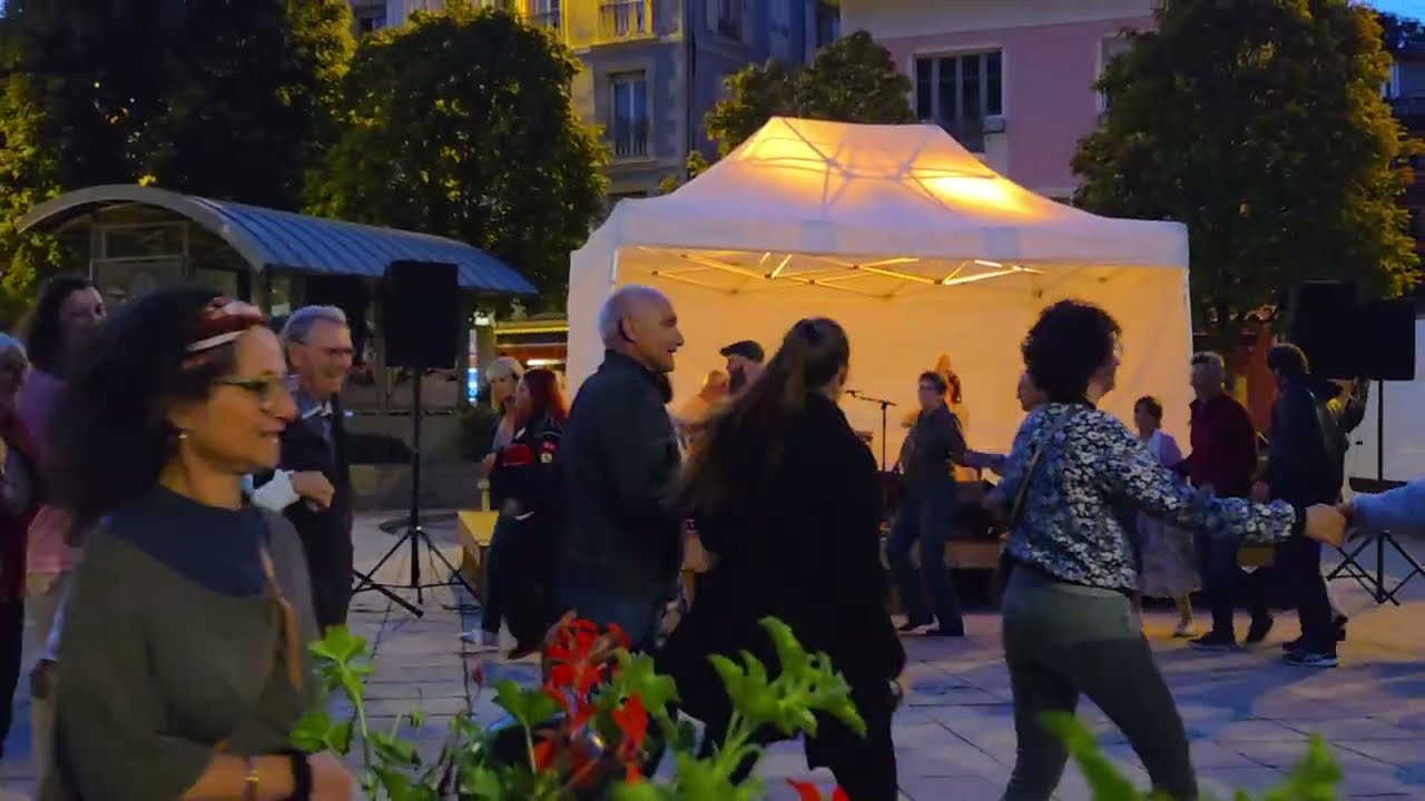 Lovely locals dancing traditional dances in the square of Le Puy_在法國le puy廣場跳傳統舞蹈的可愛人們