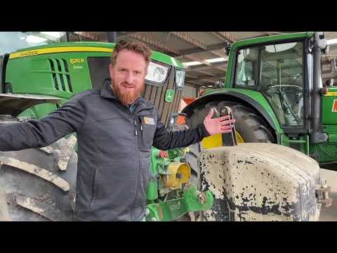 Video: Waarom staan de voorbanden van de tractor onder een hoek?