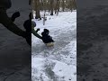 凍った池でそり遊び