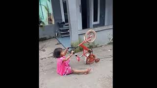 Video lucu anak kecil jatuh