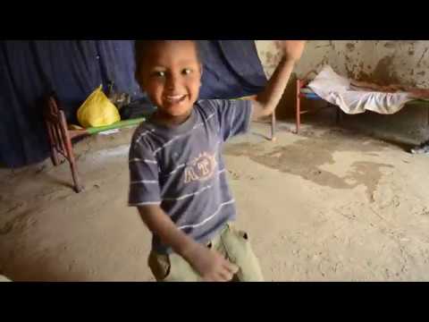 طفل سوداني صعق الحكام والجمهور بصوته و رقصه