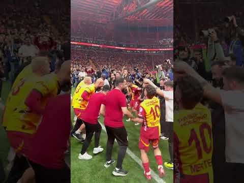 رقصة جميلة من باريش ألبير يلماز لاعب غلطة سراي التركي بمناسبة احتفال الفريق بالفوز بلقب الدوري