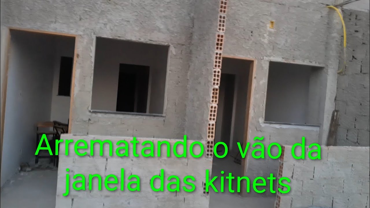 Rebocando as paredes da cozinha das kitnets