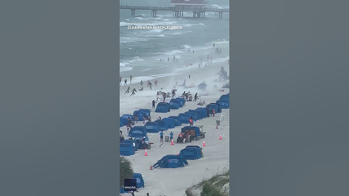 Footage captures waterspout ripping through crowded beach #Shorts