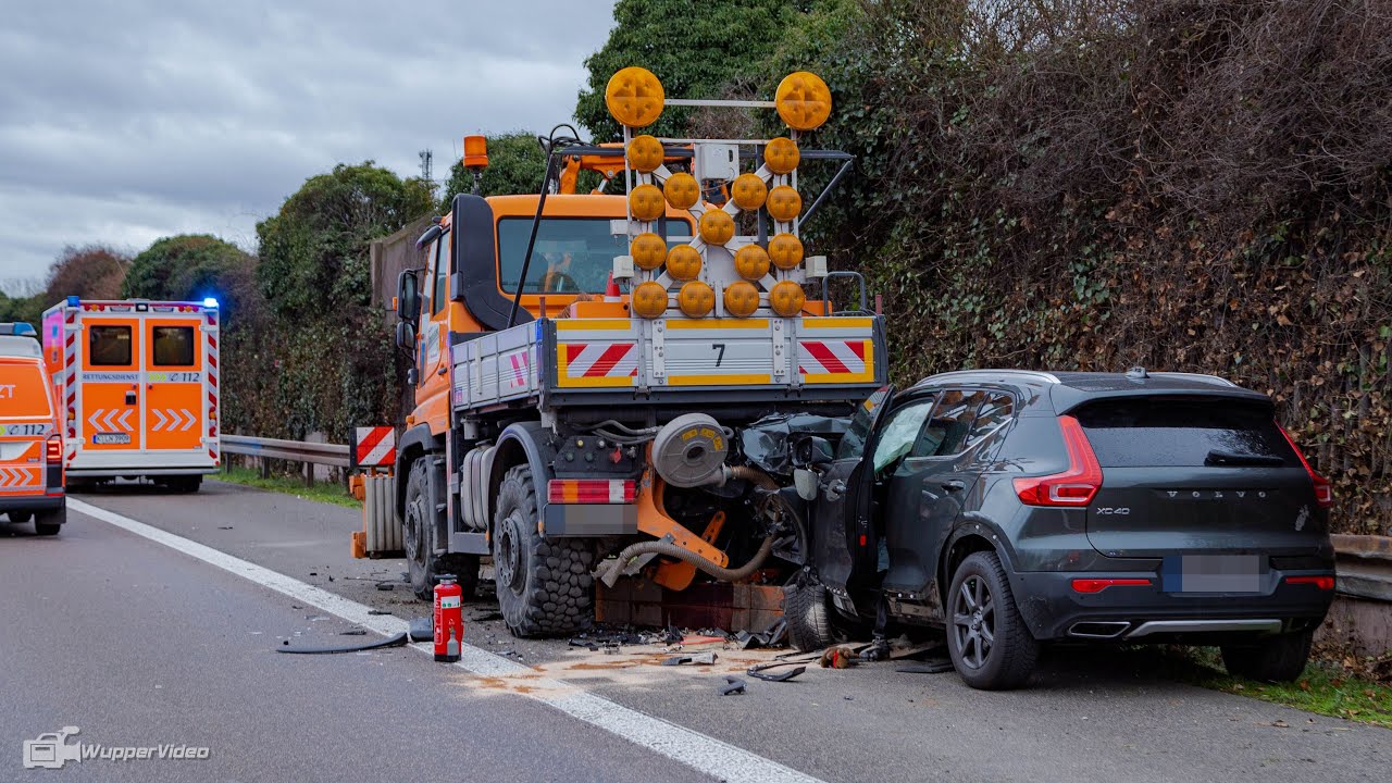 Auto rast in Mähfahrzeug der Autobahnmeisterei - zwei Schwerverletzte | 28.12.2020