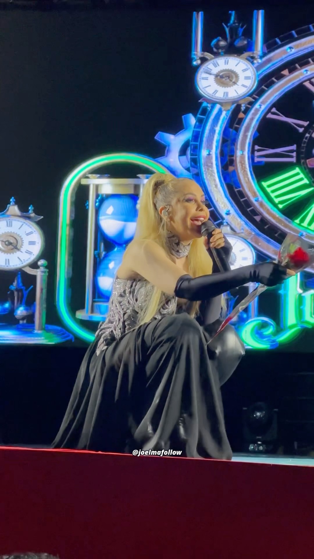 Joelma ganha rosa de fã durante show - Máquina do Tempo