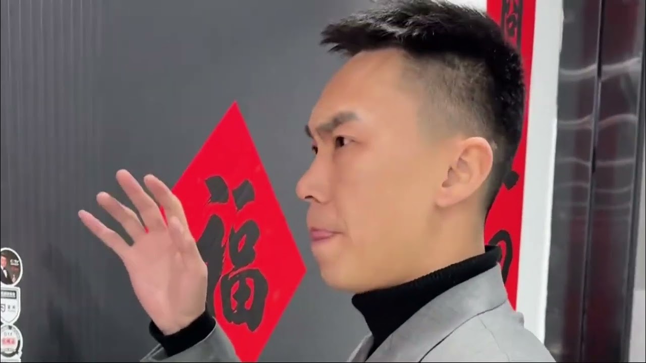 分手14年的初恋女友 居然偷偷生了个儿子   小红经历了这么多，还记得我们的点点滴滴。可她为什么不来找我？我要给小红和孩子一个美好的未来