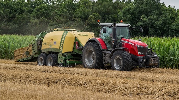 Tracteur Avec Les Grains Organiques D'usine Semoir Dans L'antenne Agricole  De Champ De Poussière Banque De Vidéos - Vidéo du cordon, maïs: 168869952