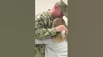 Military dad makes surprise visit to his kids while at school