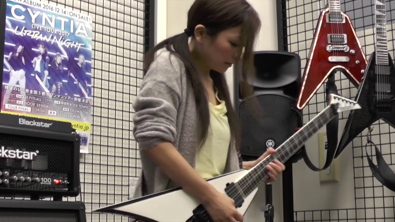 YUI Jackson King V デモ演奏 @ 御茶ノ水楽器センター - YouTube