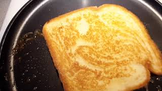 شرائح الخبز بالجبن والزبد بخمس دقائق،،،،،تنفع لكل الوجبات  /////// Grilled cheese soooo tasty