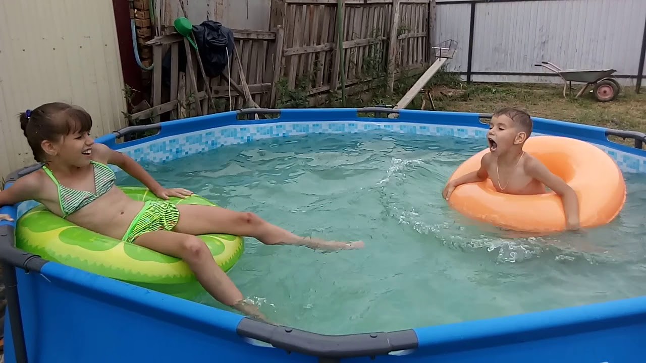 Как мы купались в бассейне. Канал Дружная Семейка . - YouTube