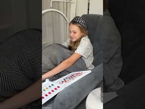 Видео: Дочка впервые сделала педикюр!