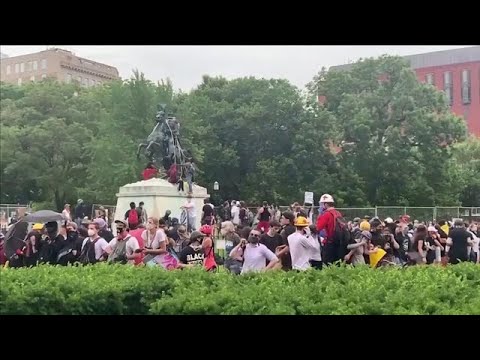 מול בית הלבן: מנסים להפיל פסל של אנדרו גקסון