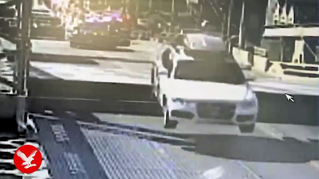 Fleeing suspect goes airborne on Seattle bridge during police chase ...