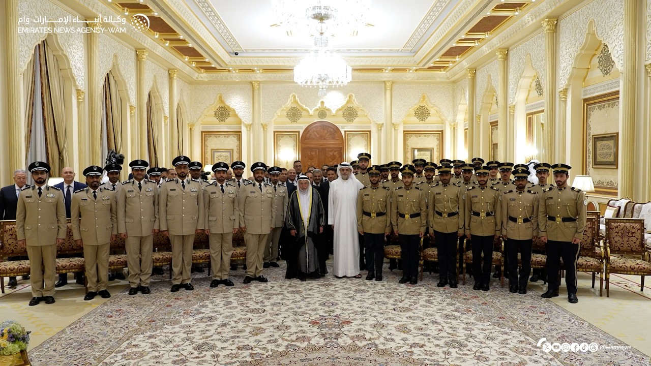حاكم الشارقة يستقبل وفد أكاديمية الشارقة للعلوم الشرطية