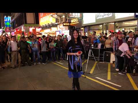 上海灘「充滿螢光燈棒照耀著這個地方，再由靚靚老師演繹這首震奮人心的上海灘，非常有感染力！」(2018-04-02)香港街頭藝人及唱作音樂人彭梓嘉老師