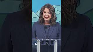 Danielle Smith takes aim at federal government in victory speech #shorts