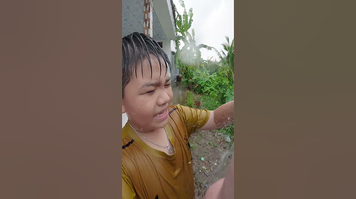 Trang và Vinh tắm mưa giữa trời mưa bão #shorts  #trangandvinh