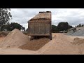 Vídeo de caçamba. Caçamba. Caminhão caçamba. Caminhão de areia. Caçamba trabalhando. Vídeo caminhão