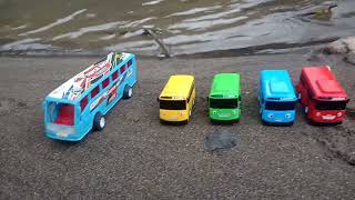 Menemukan Mainan Pinggir Sungai. Ultramen, Iron man, Bus tayo, Pesawat, Mobil Mainan, Drump truck.