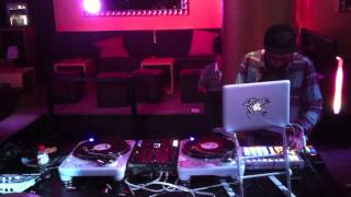 DJ Shiftee squeezing Traktor Kontrol Z2 @ Native Instruments demo by Sonomaket