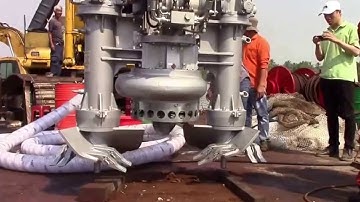 Chạy thử bơm nạo vét bùn cát gắn máy xúc tại sông Sài Gòn