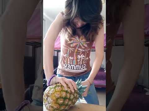 Experimento: Trozo de piña sin cortar :v | • Liza Baez • #shorts