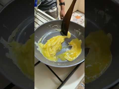 Video: Apakah Anda menambahkan susu ke telur dadar?