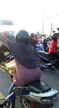 Emak emak membuka palang pintu kereta akhirnya tersangkut dan jatuh