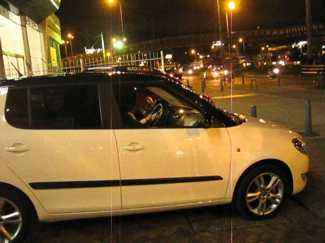 Un skoda saliendo de un consecionario