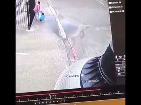 Niñas aplican llave de lucha libre a su mamá - Niñas aplican llave de lucha libre a su mamá