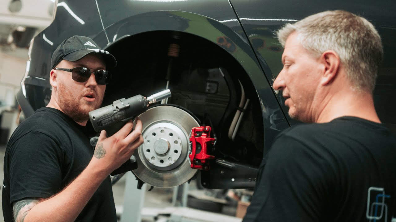 ZARBEX & SCHRADIN machen PRAKTIKUM in einer AUTO WERKSTATT 🚗 🔧 | ÖLWECHSEL, LACKIEREN & SCHRAUBEN 