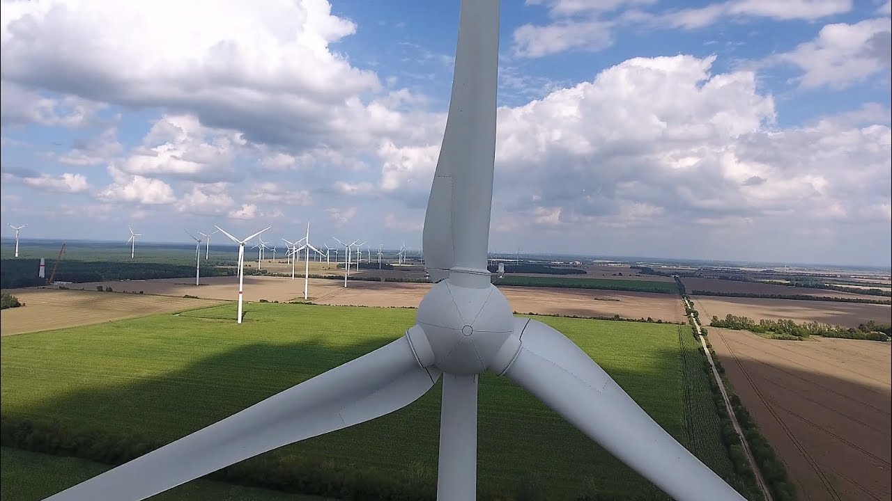 Enercon E - 70 Windkraftanlage aus der Luft, DJi Phantom 4 Drohne
