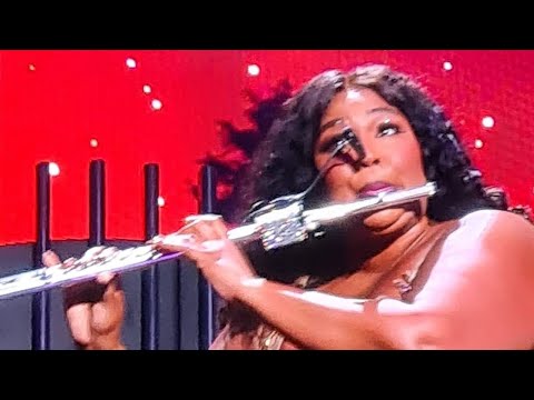 Lizzo performs it’s about damn time on stage at the Rod laver Arena 🇦🇺