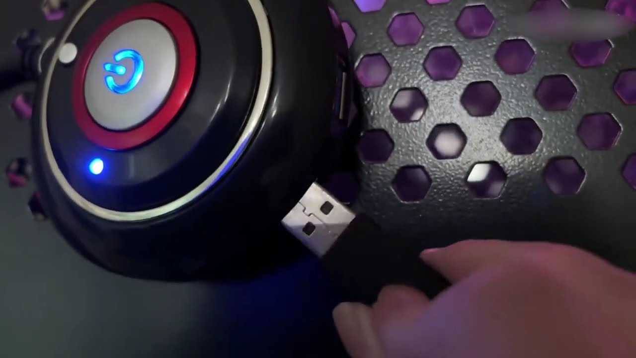 在城中村里花50块钱，订了一间包浆电竞酒店，再搞一份拼好饭吃